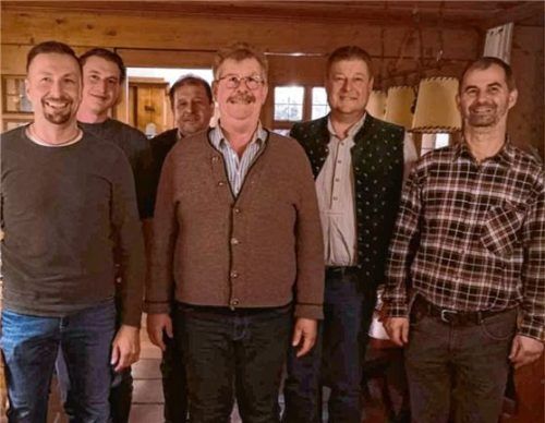 Beim Treffen der Jagdgenossenschaft Aising: (von links) Schriftführer Florian Käsweber, Zweiter Vorstand Johann Schwaiger junior, ehemaliger Zweiter Vorstand Johann Schwaiger senior, ehemaliger Vorstand Georg Gasteiger, Vorstand Hans Mayrl und Kassier Georg Hofstetter. Foto Aerzbäck