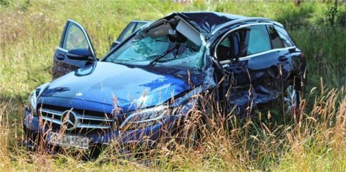 Beim Zusammenstoß mit dem Lkw erlitt die 82-jährige Fahrerin dieses Autos tödliche Verletzungen. Fotos  Hadersbeck