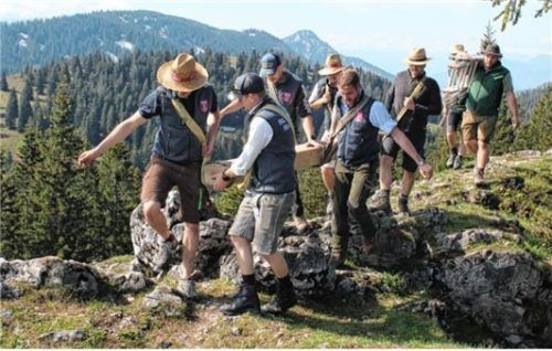 Beschwerlicher Transport: Die Längs- und Querbalken des neuen Gipfelkreuzes schleppten die Kameraden der Frasdorfer Feuerwehr mit Schwerlastschlingen und purer Muskelkraft auf den Gipfel. Foto Feuerwehr Frasdorf / Widholzer