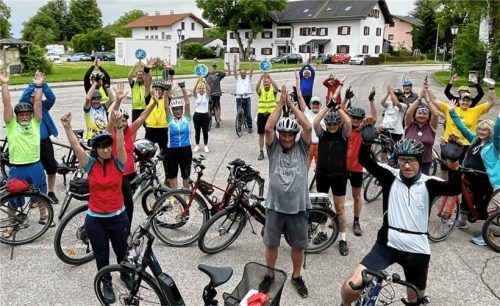 Bestens aufgelegt zeigten sich die Radl-Fans beim Tour-Start an der Bruckmühler Realschule. Fotos Neuwirth