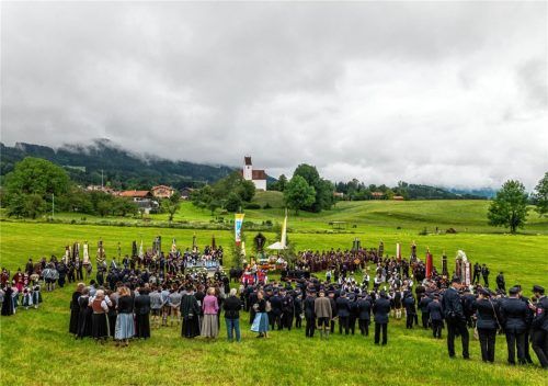 Blick über den Kirchplatz mit der Kirche von Grainbach im Hintergrund.Fotos Nitzsche