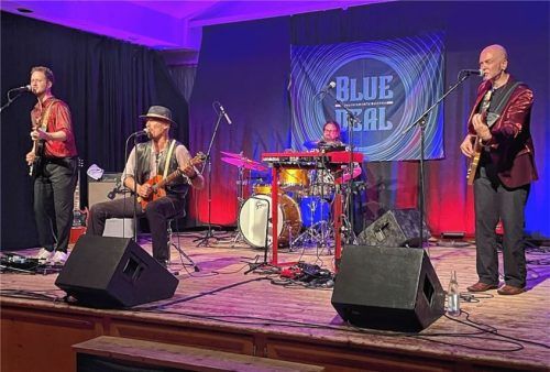 „Blue Deal“: (von links) An den Gitarren Tom Vela und Joe Fischer, Schlagzeuger Jürgen Schneckenburger und Bassist Martin Bürger.Foto kirchner