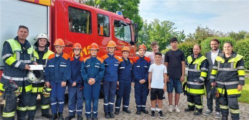 Bürgermeister Johannes Zistl (Zweiter von rechts) mit der Jugendfeuerwehr Feldkirchen. Foto RE