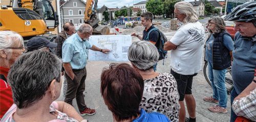 Bürgermeister Peter Kloo erklärt den Teilnehmern der „Bürgerversammlung vor Ort“, zu welchem Endbild die jetzt begonnenen Arbeiten führen werden.