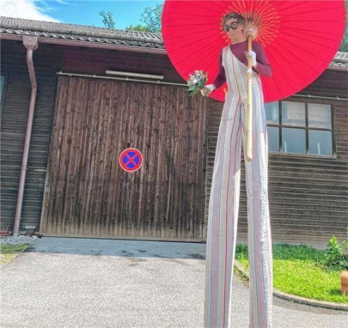 Clown Emmeran Heringer-Boos alias Rigol auf dem Weg zum Gratulieren.Foto re