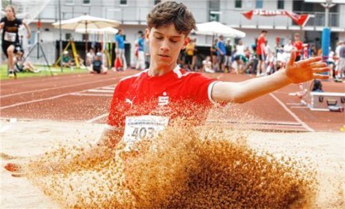 Daniel Herzog vom TSV Wasserburg wurde dreifacher Oberbayern-Meister der Jugend M15 über 80 Meter Hürdensowie im Hoch- und Weitsprung.Foto Ludwig Stuffer