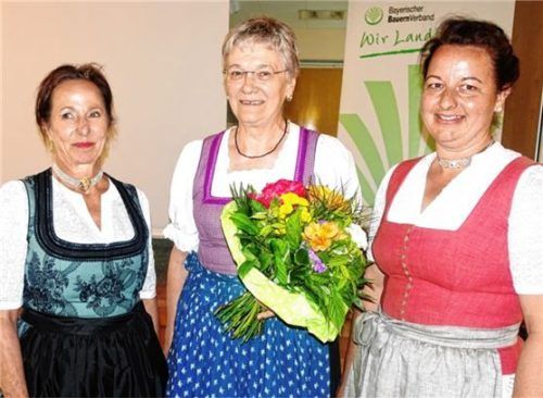 Dank an Anneliese Riepertinger (Mitte) Kreisbäuerin Katharina Kern (links), Stellvertretende Kreisbäuerin Maria Fischbacher (rechts)Foto Hötzelsperger
