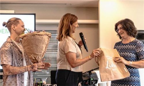 Dank, der ganz offenbar von Herzen kommt: Zwei Mitarbeiter der Prechtl-Lebensmittelmärkte – Matthias Maier und Nicole Reidelbach - überraschen Monika Prechtl (rechts), die sie als eine der treibenden Kräfte hinter der Prechtl-Akademie bezeichnen.Foto thomae