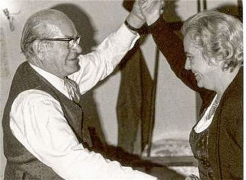 Darf ich bitten? Tobi Reiser und Maridl Müller-Willroider beim Tanz. Foto  Karl Müller/ EBES-Volksmusik