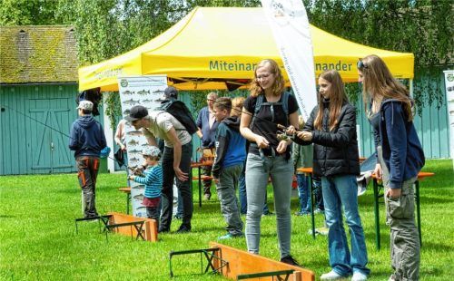 Das Auswerfen des Köders beim Angeln will geübt sein. Viele Neulinge fanden sich am Stand des Fischereivereins für Kinder und Jugendliche ein. Foto Berger