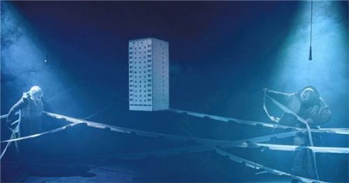 Das Endzeit-Menschenpaar (Thomas Huber und Zhanna Kalantey) verheddert sich in ein Plastikbandgewirr, das Hochhaus strahlt dazu.Foto flamm