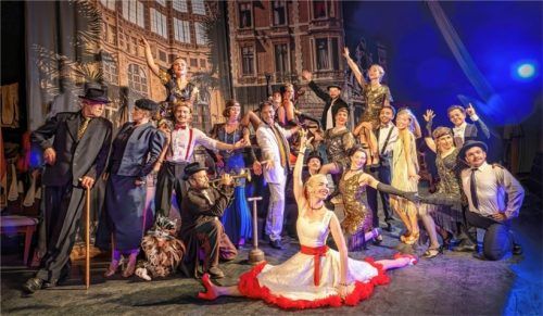 Das Ensemble im Riederinger Theaterzelt.Foto bovers