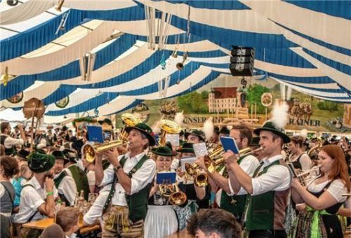 Das Festzelt applaudierte lautstark beim Gemeinschaftschor.