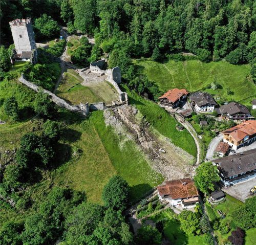 Das Foto zeigt das Ausmaß der Schäden an der Burg Falkenstein. Foto Barth