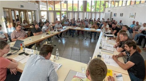 Das Interesse der Bürger am „Frieden von Eggstätt“ war groß. Etwa 60 Bürger drängten sich im Sitzungssaal, an den Fenstern und im Foyer. Foto Kirchner