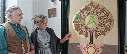 Das Künstlerehepaar Christian und Alraune Huba vor ihrem Werk.Foto Wunsam
