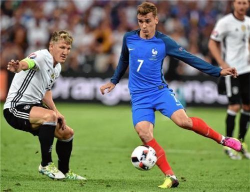 Das letzte Spiel: Kapitän Bastian Schweinsteiger gegen Frankreich und Antoine Griezmann.Foto Peter Powell/DPA
