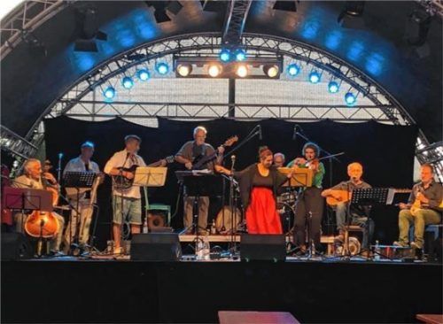 Das „Mittelmeer Orchestra“ beim Frühschoppen.Foto re