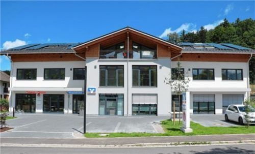 Das neue Wohn- und Geschäftsgebäude der Raiffeisenbank Aschau-Samerberg an der Simsseestraße in Frasdorf ist nach zweijähriger Bauzeit fertig.