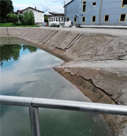 Das Retentionsbecken weist deutliche Erosionen auf. Foto Bauamt