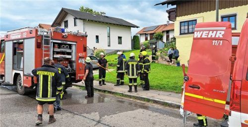 Das Schlimmste war schnell vorbei: Das schnelle Eingreifen der Feuerwehren verhinderte, dass aus einem Zimmerbrand mehr wurde. Foto Hadersbeck
