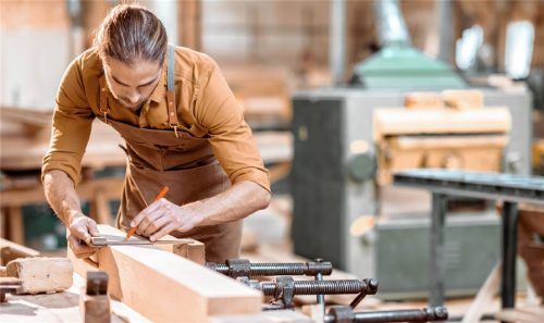 Das Schreinerhandwerk bietet eine Fülle von Möglichkeiten: traditionelle Handwerkskunst, ausgeübt mit moderner Technik, überliefertes Wissen, kreativ umgesetzt, die Arbeit mit natürlichem, nachhaltigem Rohstoff und dem täglichen Erfolgserlebnis sinnvoller, schöner Ergebnisse. Foto rh2010/adobeStock