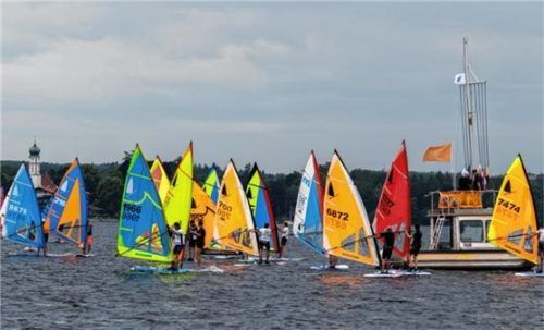 Das Starterfeld der ersten Bundesliga-Raceboardregatta der Saison bestand aus 14 Teilnehmern, 13 davon vom Surfclub Chiemsee. Foto re
