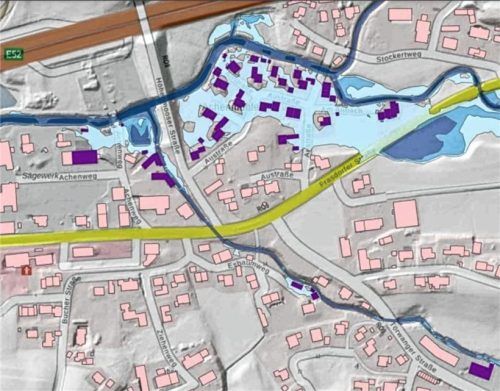 Das Überflutungsgebiet in Achenmühle wurde vom Wasserwirtschaftsamt Rosenheim hydrologisch berechnet. Der Entwurf für ein Hochwasserschutzprojekt ist fertig. Jetzt werden die Planungen ausgeschrieben. Mit der baulichen Umsetzung kann frühestens 2026 gerechnet werden. Wasserwirtschaftsamt Rosenheim