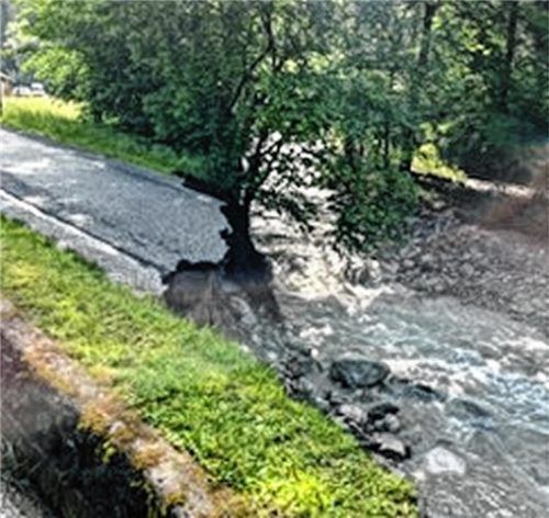Das Wasser hat das Mühltal zwischen Nußdorf und Samerberg komplett überflutet. Foto Re