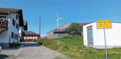 Das Windrad im Brucker Gemeindeteil Hamberg im Landkreis Ebersberg ist seit Ende 2016 in Betrieb. Die ersten Wohnhäuser sind nur wenige 100 Meter von der Windkraftanlage entfernt. Fotos Weinzierl