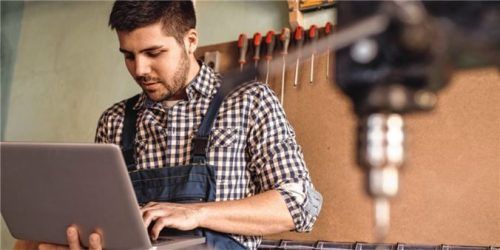 Den Herausforderungen der Digitalisierung stellen sich auch die Schreiner.