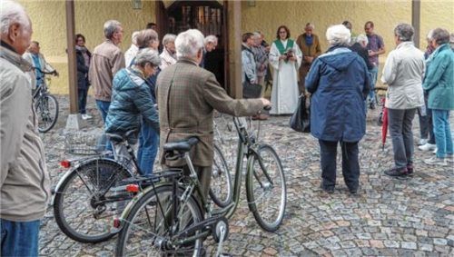 Den Segen spendete Gemeindereferentin Maria Leutgäb allen zwei- und vierrädrigen Fahrzeugen. Fotos Aerzbäck