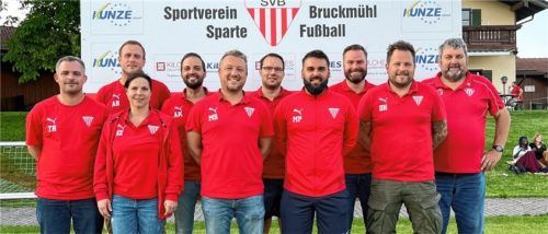 Der alte ist gleichzeitig der neue Vorstand: (von links) Tobias Rinke (Technischer Leiter Herren), Andreas Renz (Teammanager Herren), Silvia Zellner (Schatzmeisterin), Andreas Kreizmeir (Schriftführer), Michael Straßer (Erster Abteilungsleiter), Michael Lindner (Vierter Abteilungsleiter), Martin Prexl (Jugendleiter), Stephan Keller (Zweiter Abteilungsleiter), Dominik Hiehler (Teammanager Herren) und Johann Stürzer (Dritter Abteilungsleiter). Foto sv bruckmühl