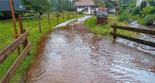 Der ansonsten beschauliche Kuffmühlgraben im Stadtteil Westerndorf am Wasen ist über die Ufer getreten. Fotos Aerzbäck