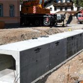 Bach auf demDorfplatz wird verrohrt