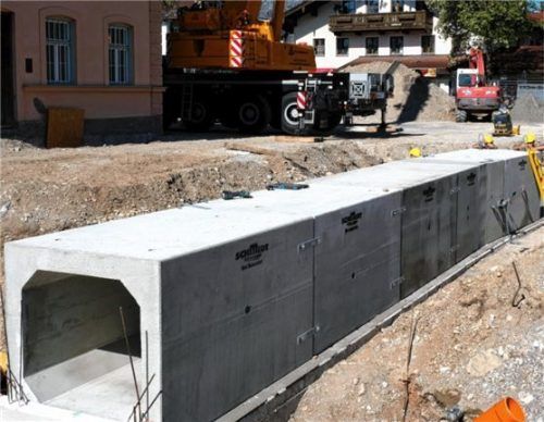 Der bisher offene Bach auf dem Dorfplatz fließt zukünftig rechteckig durch 1,30 mal 1,20 Meter. Foto Merk