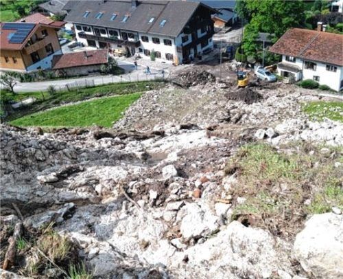 Der Blick aus der Bresche ins Tal zeigt: Es hätte ein noch viel schlimmeres Unglück geben können.