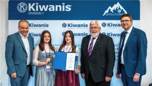 Der dritte Platz des Kiwanis Gipfelstürmer Awards 2024 geht an die Zwillingsschwestern Fiona und Louisa Nowak von der Judoabteilung des TUS Bad Aibling. Im Bild links Landtagsabgeordneter Harald Kühn, Landtagsabgeordneter Sebastian Friesinger (Zweiter von rechts) sowie Thomas Quiram (Kiwanis).Foto mike@samplay.de
