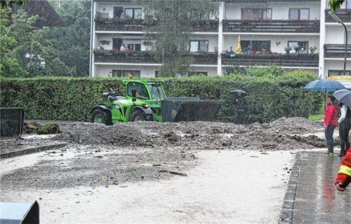 Der Entbach trat am 3. Juni aus seinem Bachbett, was zu Überflutungen der Straßen am Entbach und an der Neubeuerer Straße führte, bis schließlich ein Schutzwall in der Neubeuerer Straße aufgeschüttet werden konnte.Foto Steffenhagen