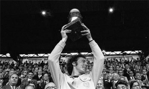 Der erste große Triumph dieser Generation: Franz Beckenbauer stemmt den EM-Pokal in die Höhe.Foto Werner Baum/DPA