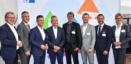 Der erste Rosenheimer Wirtschaftsempfang der IHK im Kesselhaus Kolbermoor mit (von links) Klaus Stöttner, CSU-Kreisvorsitzender Landkreis Rosenheim, Otto Lederer, Rosenheimer Landrat, Manfred Gößl, Hauptgeschäftsführer der IHK für München und Oberbayern, Prof. Klaus Josef Lutz, Präsident der IHK für München und Oberbayern, Andreas Bensegger, Regionalausschussvorsitzender IHK Rosenheim, Jens Wucherpfennig, Leiter der IHK-Geschäftsstelle Rosenheim, Daniel Artmann, CSU-Landtagsabgeordneter, und Elke Christian, Bereichsleiterin der IHK für München und Oberbayern. Fotos Schlecker