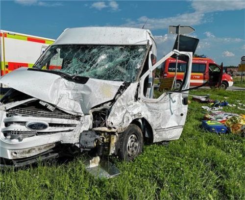 Der Ford-Transporter auf der Wiese: Sein Fahrer war nicht angeschnallt, überlebte jedoch schwer verletzt. Foto Barth