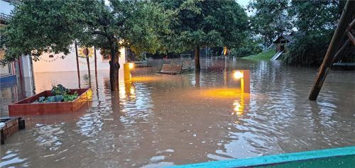 Der Garten des Kindergartens „Sonnenblume“ in Kirchdorf stand komplett unter Wasser. Foto Re