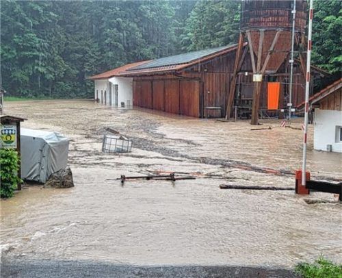 Der gemeindliche Bauhof stand am Montag rund einen Meter unter Wasser. Fotos re