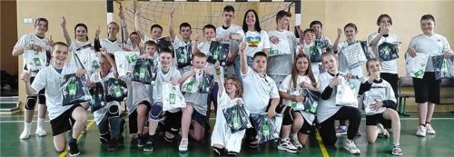 Der Handballnachwuchs in Charkiw freut sich über die Ausrüstung aus Siegsdorf. Foto Kas