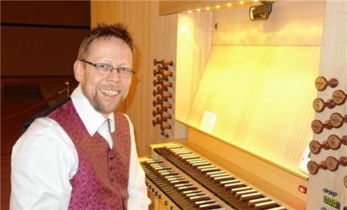 Der Kolbermoorer Kirchenmusiker Gerhard Franke begleitet Trompeter Uwe Baumer. Fotos Re