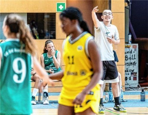 Der Meistertrainer der Rosenheimer U14-Basketballerinnen in Aktion: Linus Hein gibt die Richtung vor. Foto Pfanzelt