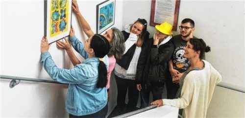 Der neue Blickfang im AWO-Mehrgenerationenhaus – zur Freude von Projektleiterin Tina Matousek (rechts).Foto re