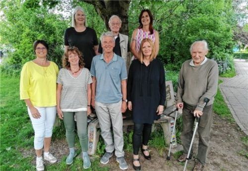 Der neue Vorstand des Fördervereins der Rupert-Egenberger-Schule: (von links, vorne) Angelika Held, Thekla Kuttendreier, Felix Schwaller, Silke Wagner, Jürgen Hülße, (von links, hinten) Monika Meisl, Erwin Kühnel und Karin Persch. Foto re