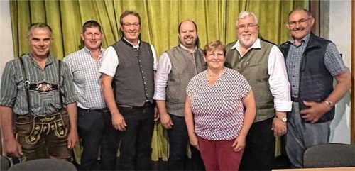Der neue Vorstand: (von links) Josef Paul (ehemaliger ELF-Kreisvorsitzender), Franz Blinninger (MR-Bezirksvorsitzender OBB), Michael Hamburger (ELF-Bezirksvorsitzender), Josef Andres (ELF-Kreisvorsitzender), Elisabeth Grabmaier (ELF-Schatzmeisterin), Sebastian Friesinger (stellvertretender ELF-Kreisvorsitzender und ELF-Bezirksvorstandsmitglied), Rupert Oberhuber (Altbürgermeister Eiselfing).Foto ELF BV OBB